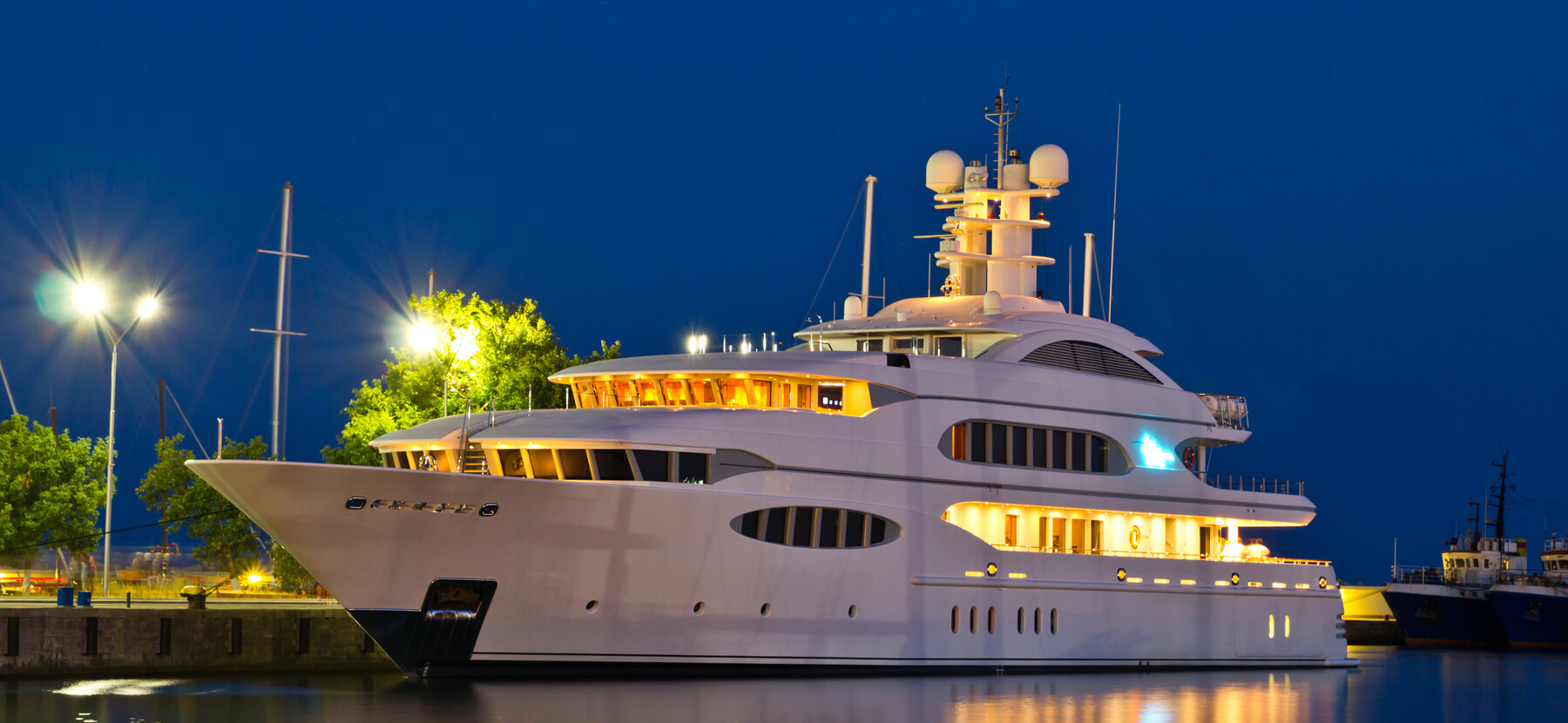 Luxury yacht charter in Dubai for VIP investors