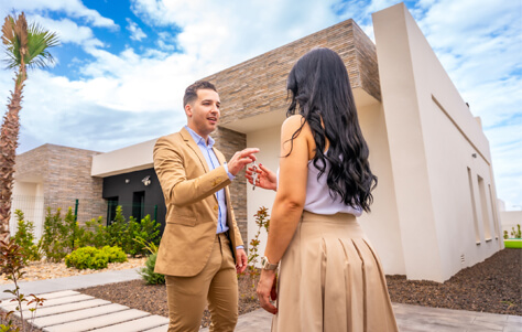 Private property tour in Dubai with luxury real estate advisor and investor. bespoke property tours